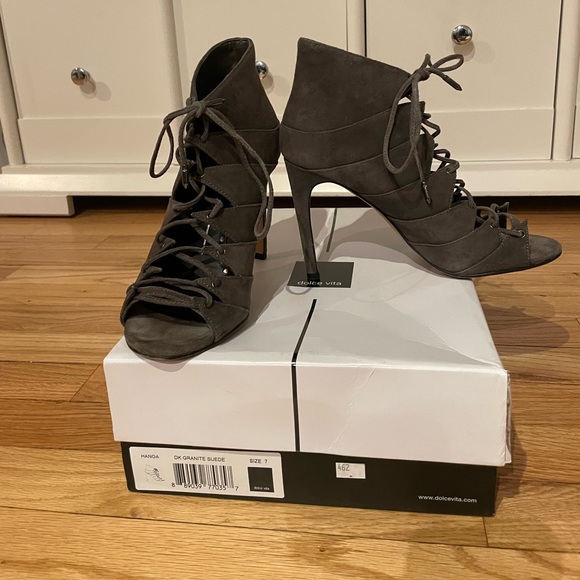 Dolce Vita Hanoa sandal in Dark Granite Suede - Picture 2 of 5